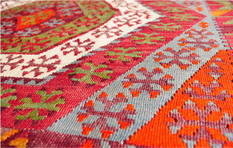 赤色のアンティークキリムの写真