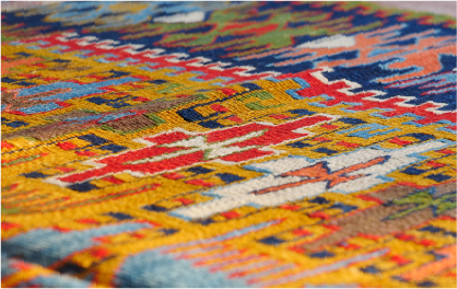 黄色のアンティークキリムの写真