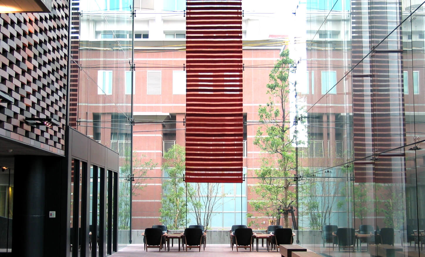 ビルの中に透かしキリムが飾られている写真