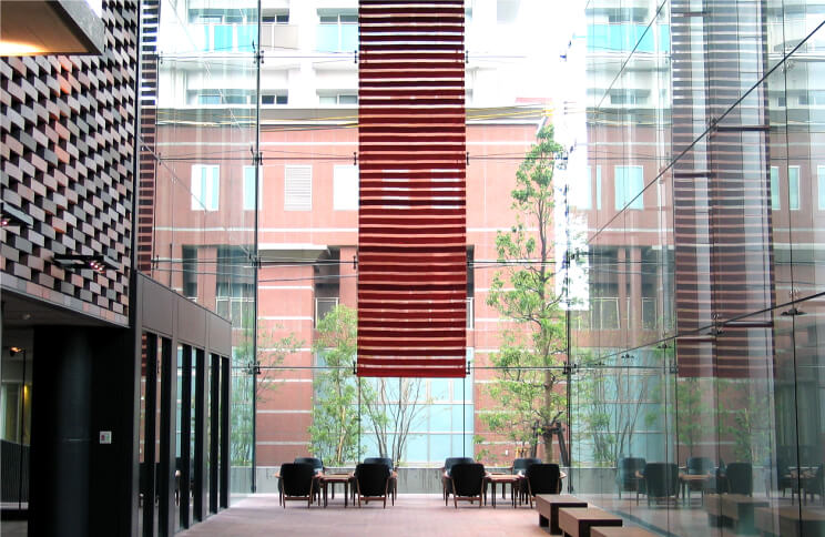 ビルの中に透かしキリムが飾られている写真