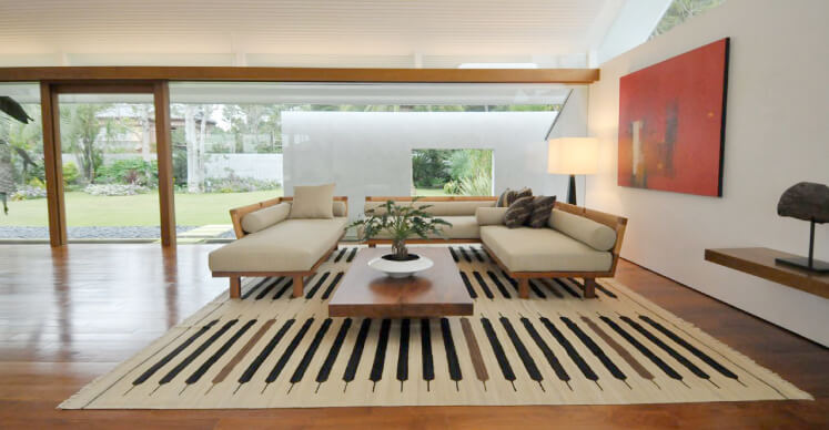 オリジナルオーダーキリムがリビングのラグに使用されている写真