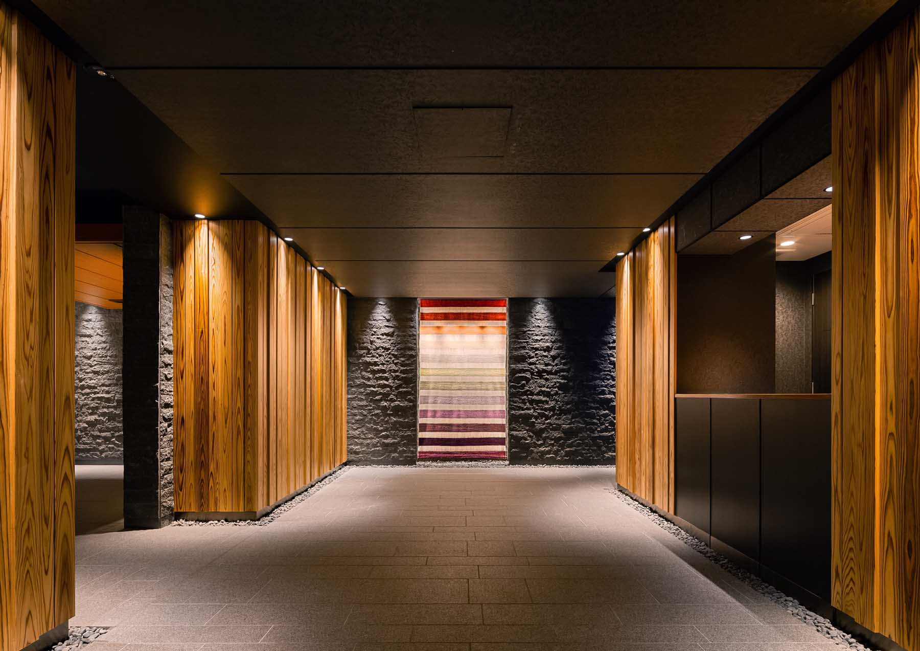 色12色で再現されたSUKASI KILIMの飾られた空間の写真